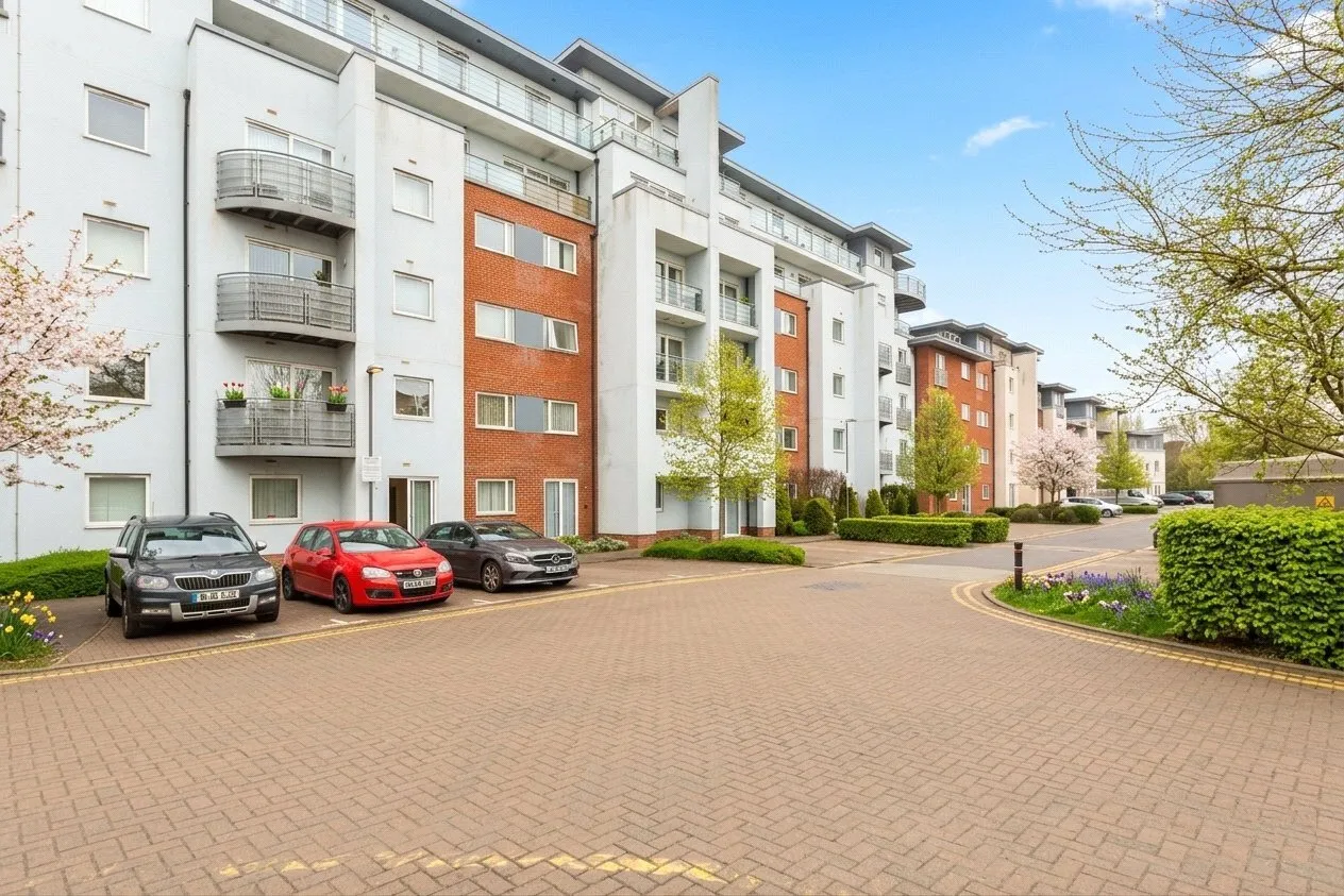 2 bed flat for sale — Coxhill Way, Aylesbury, Buckinghamshire, HP21