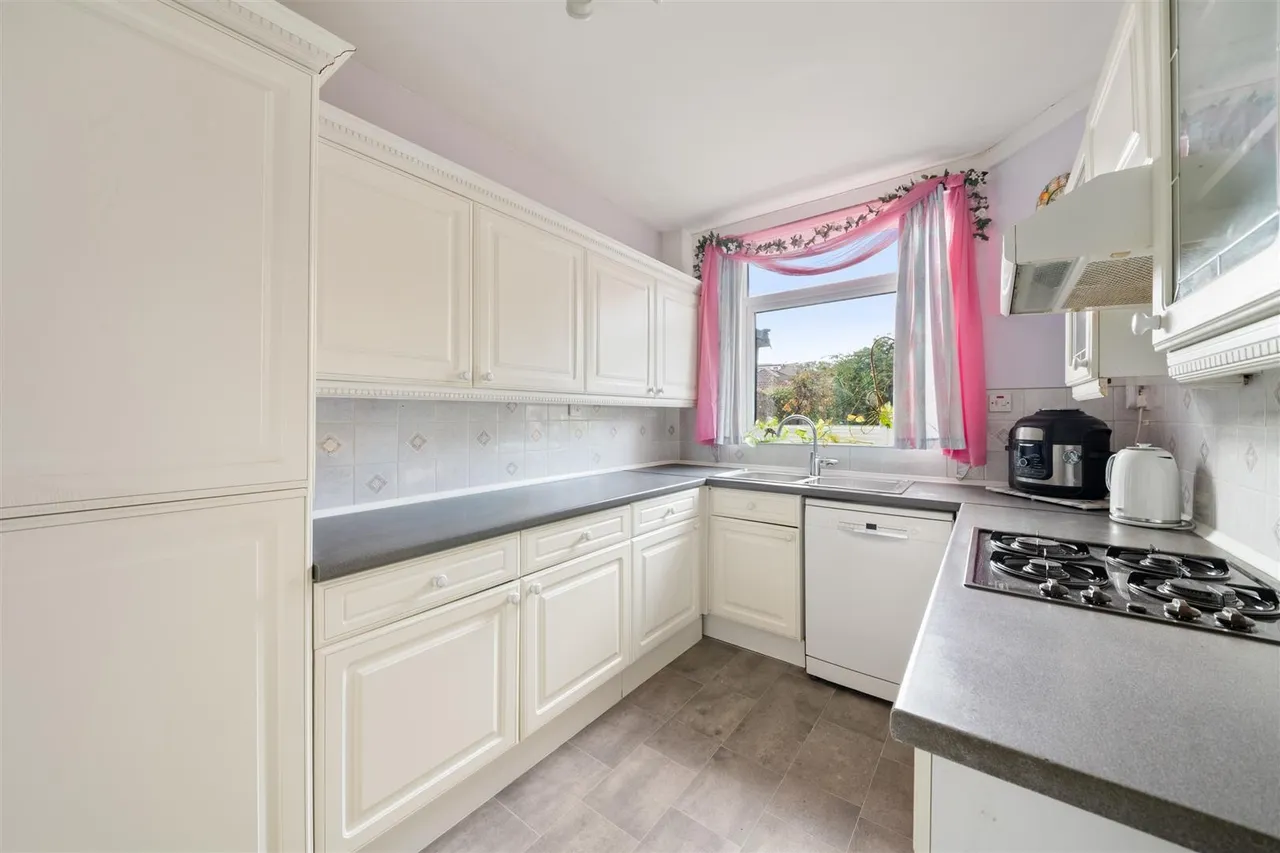 Cranborne Avenue, Norwood Green, photo 4