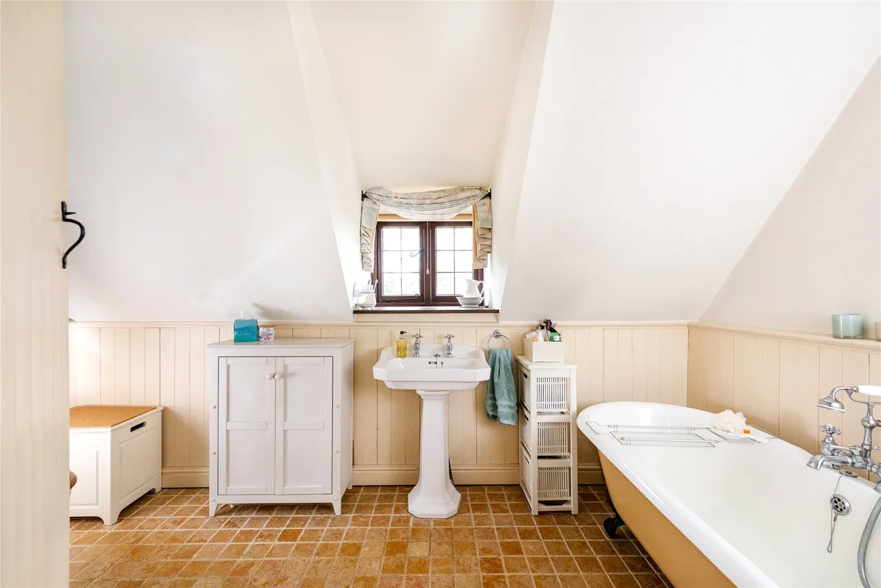 Upper Harlestone, NN7, photo 13