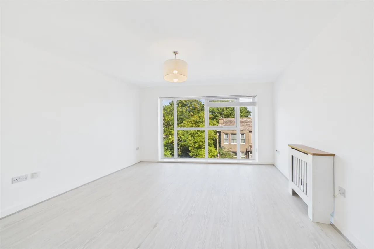 2 bed flat to rent — 3 High Street, Colliers Wood, London, SW19 2BF