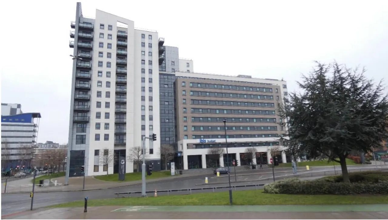 2 bed flat for sale — Crown Point Road, Leeds