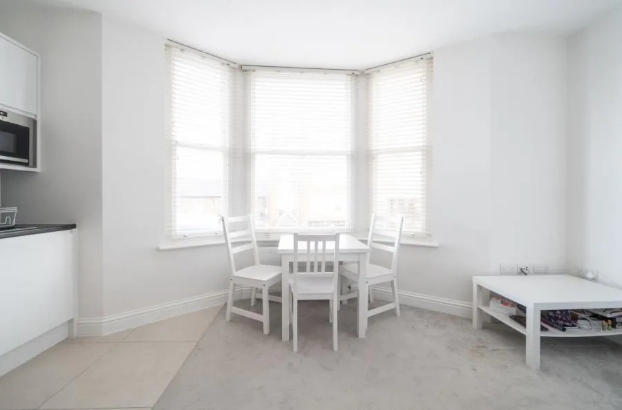 2 bed flat for sale, Askew Road, London, W12
