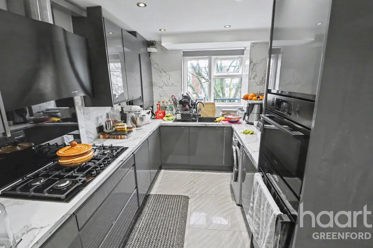 Whittle Close, Southall, UB1, photo 2
