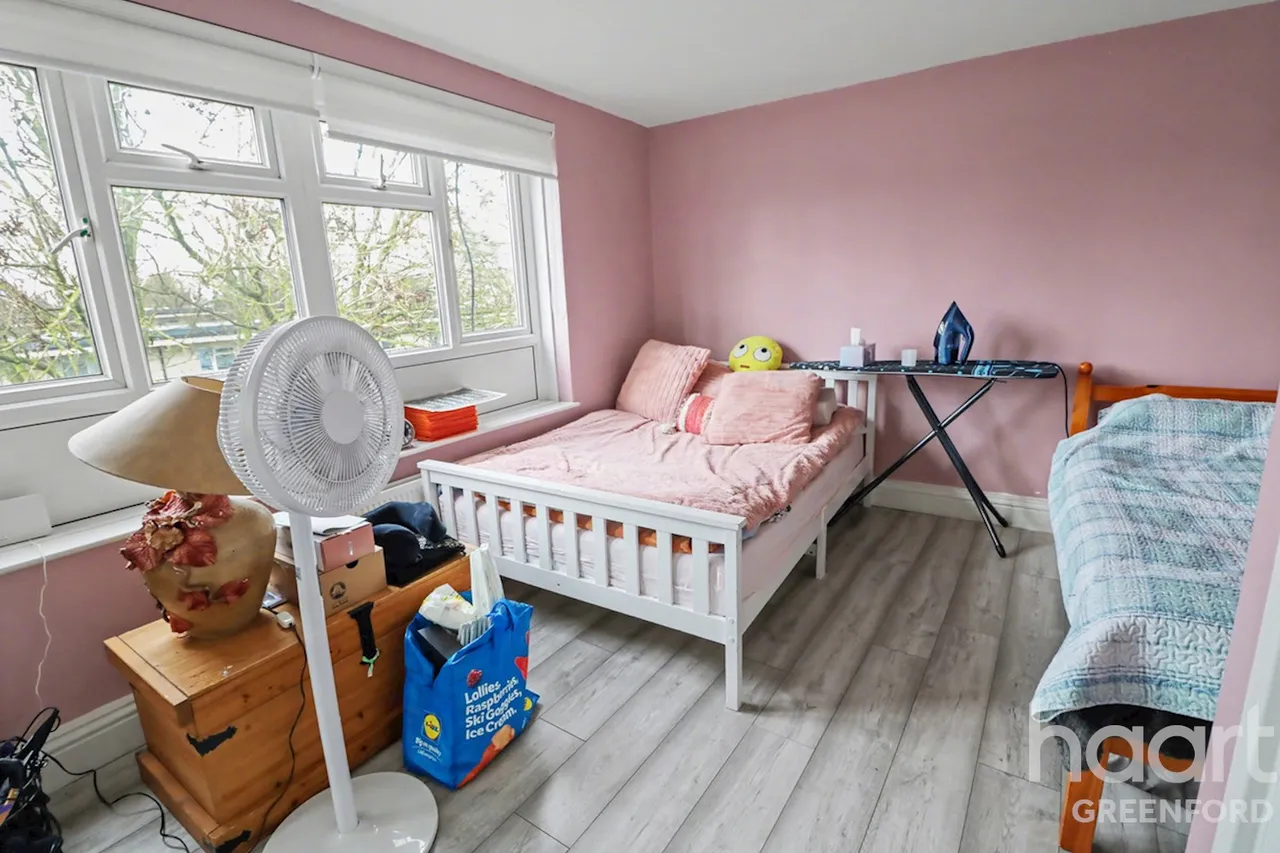 Whittle Close, Southall, UB1, photo 4