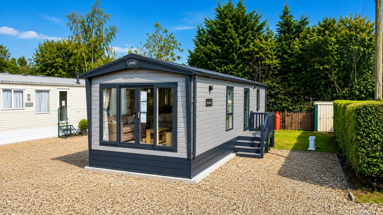 2 bed property for sale, Little Lakeland Caravan Park, Wortwell, IP20