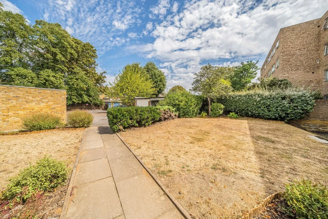 Grove Road, KT6, photo 6