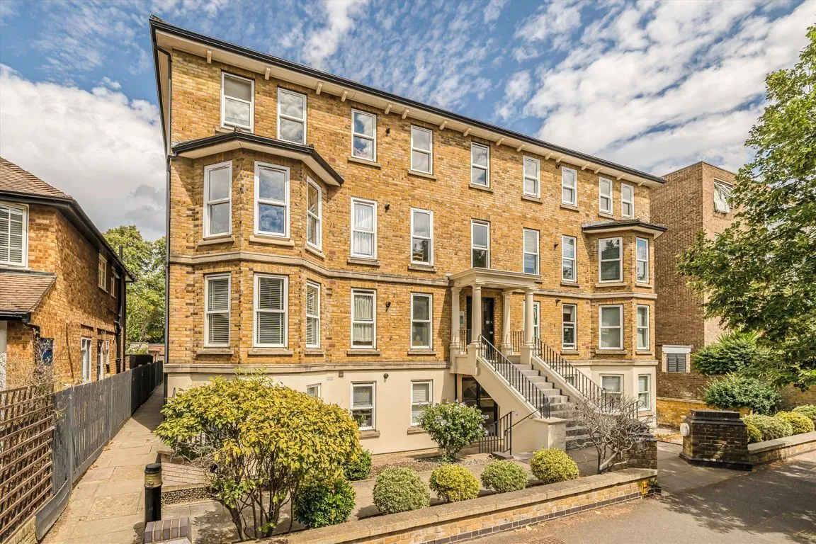 2 bed flat for sale, Grove Road, KT6