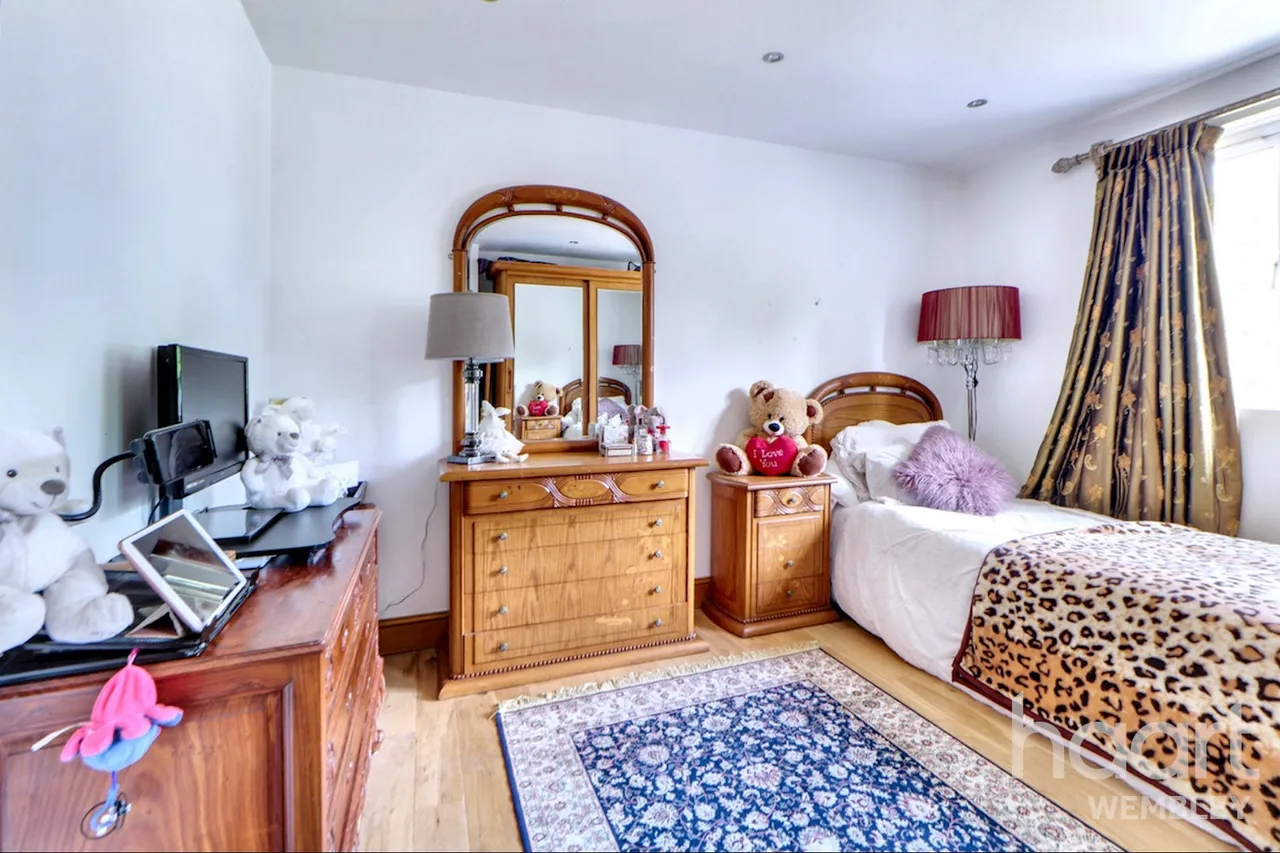 Barn Hill Estate, HA9, photo 4