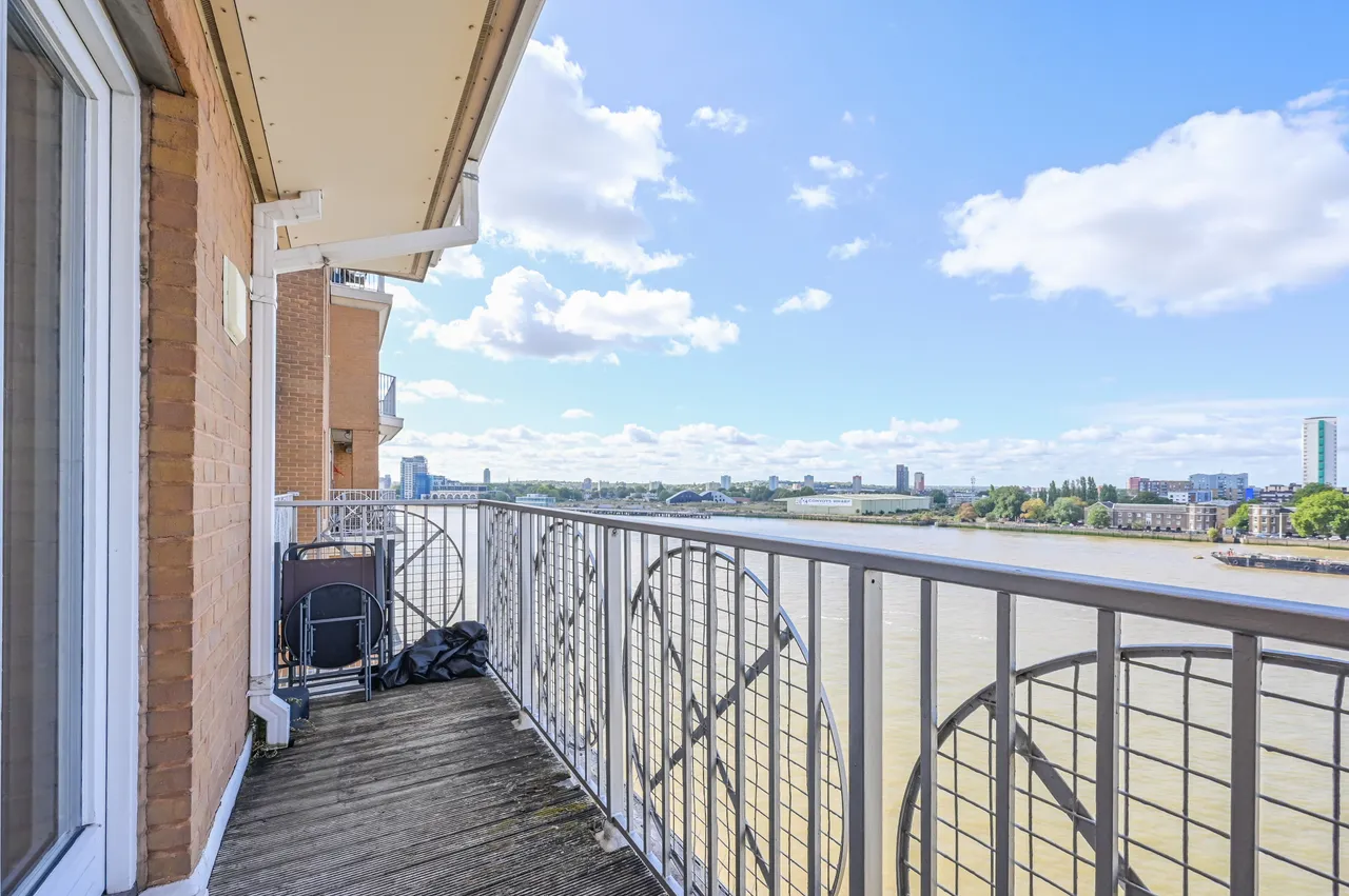 25 Poseidon Court, Homer Drive, London, photo 2