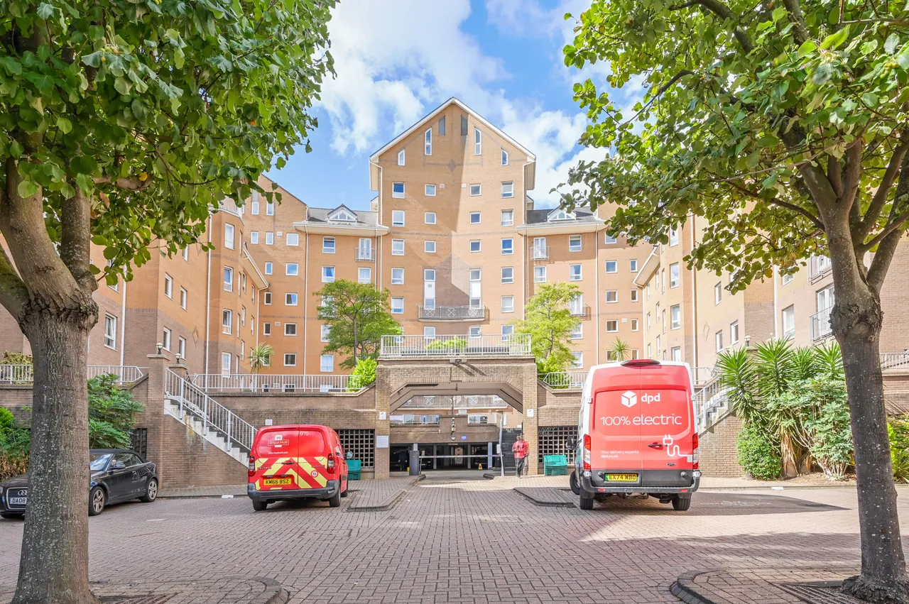 25 Poseidon Court, Homer Drive, London, photo 12