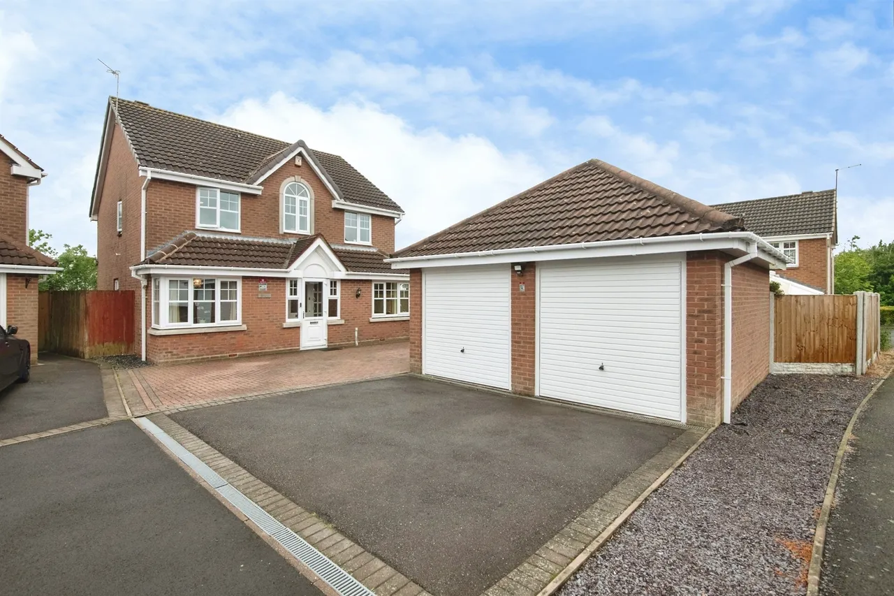 4 bed house for sale — Snowshill Gardens, Dudley