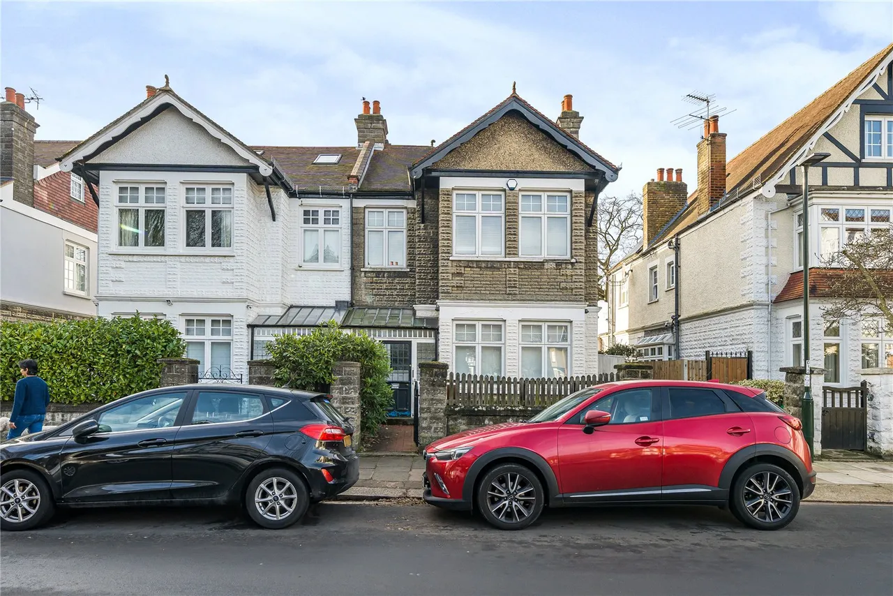 4 bed house for sale — St James's Avenue, Hampton Hill, TW12 1HN