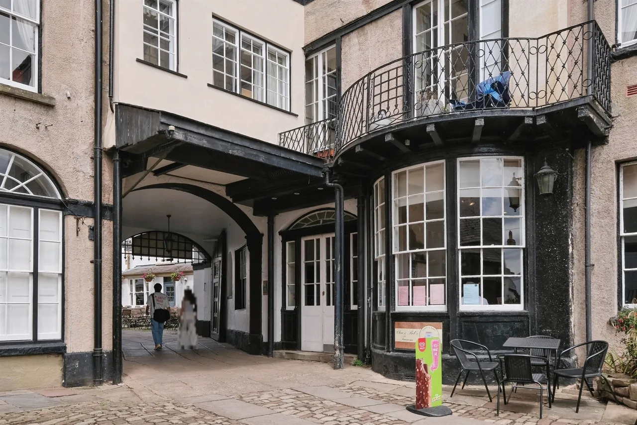 2 bed flat for sale, Agincourt Square, Monmouth, NP25