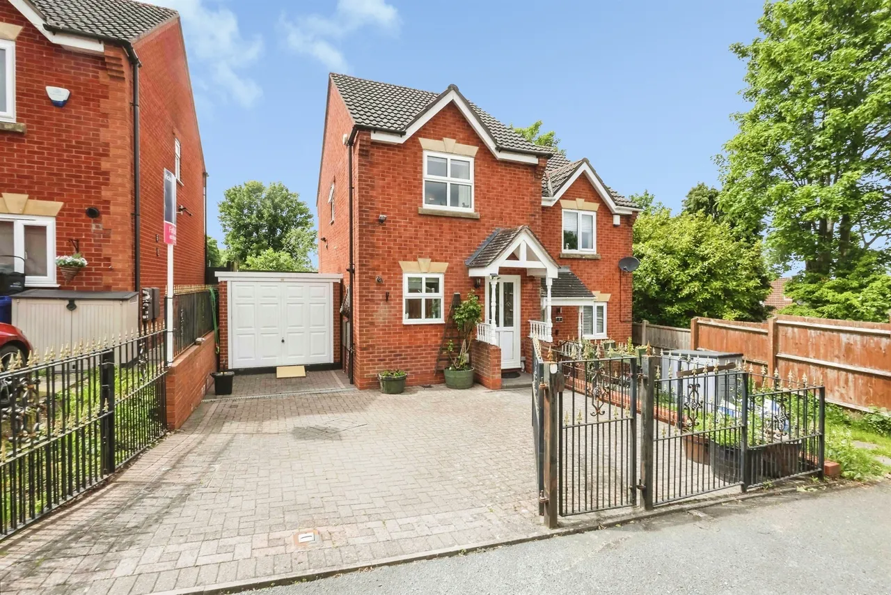 2 bed house for sale — Barnswood Close, Halesowen