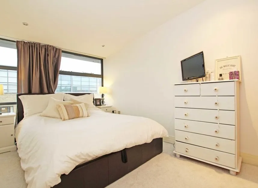 Ferry Lane, Brentford, TW8, photo 4
