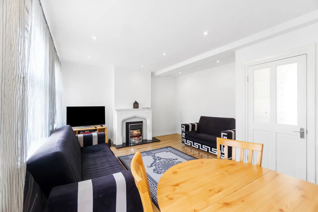 3 bed flat for sale, Collier Row Road, Romford, RM5