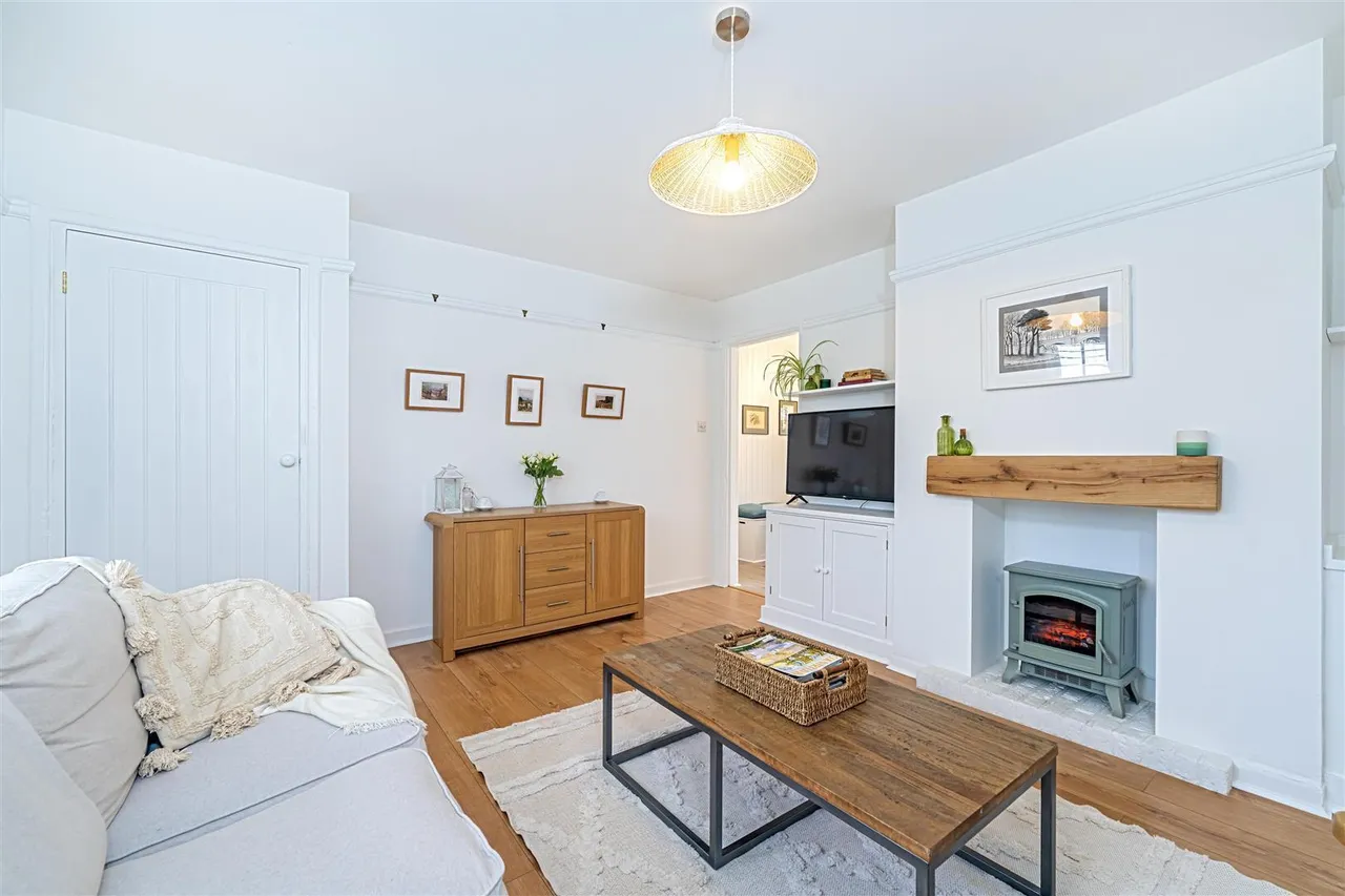 2 bed house to rent, Ordnance Close, Feltham, TW13