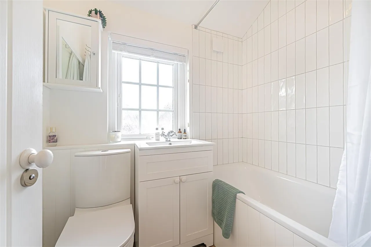 Ordnance Close, Feltham, TW13, photo 6