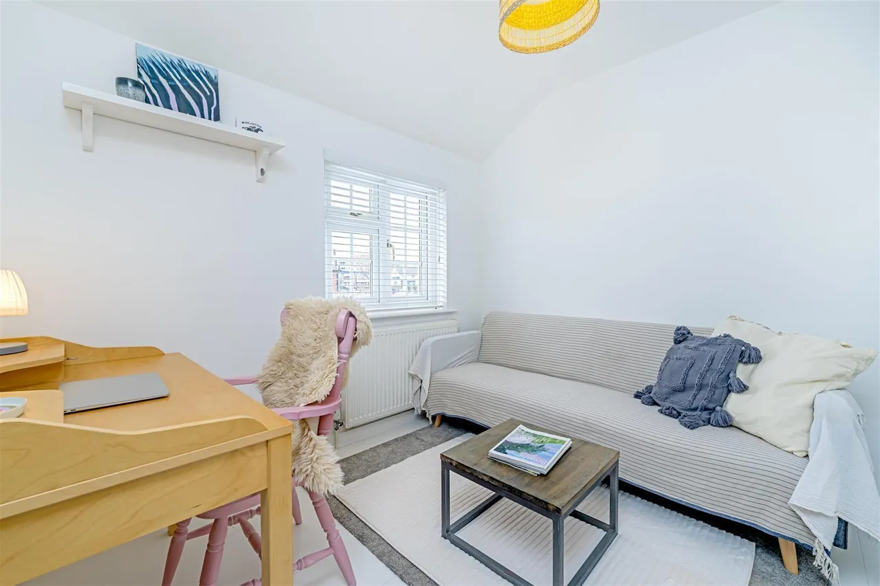 Ordnance Close, Feltham, TW13, photo 8
