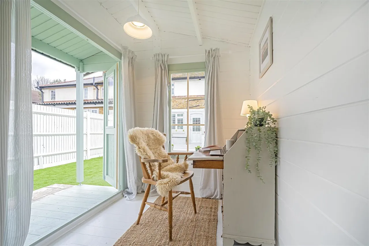 Ordnance Close, Feltham, TW13, photo 12