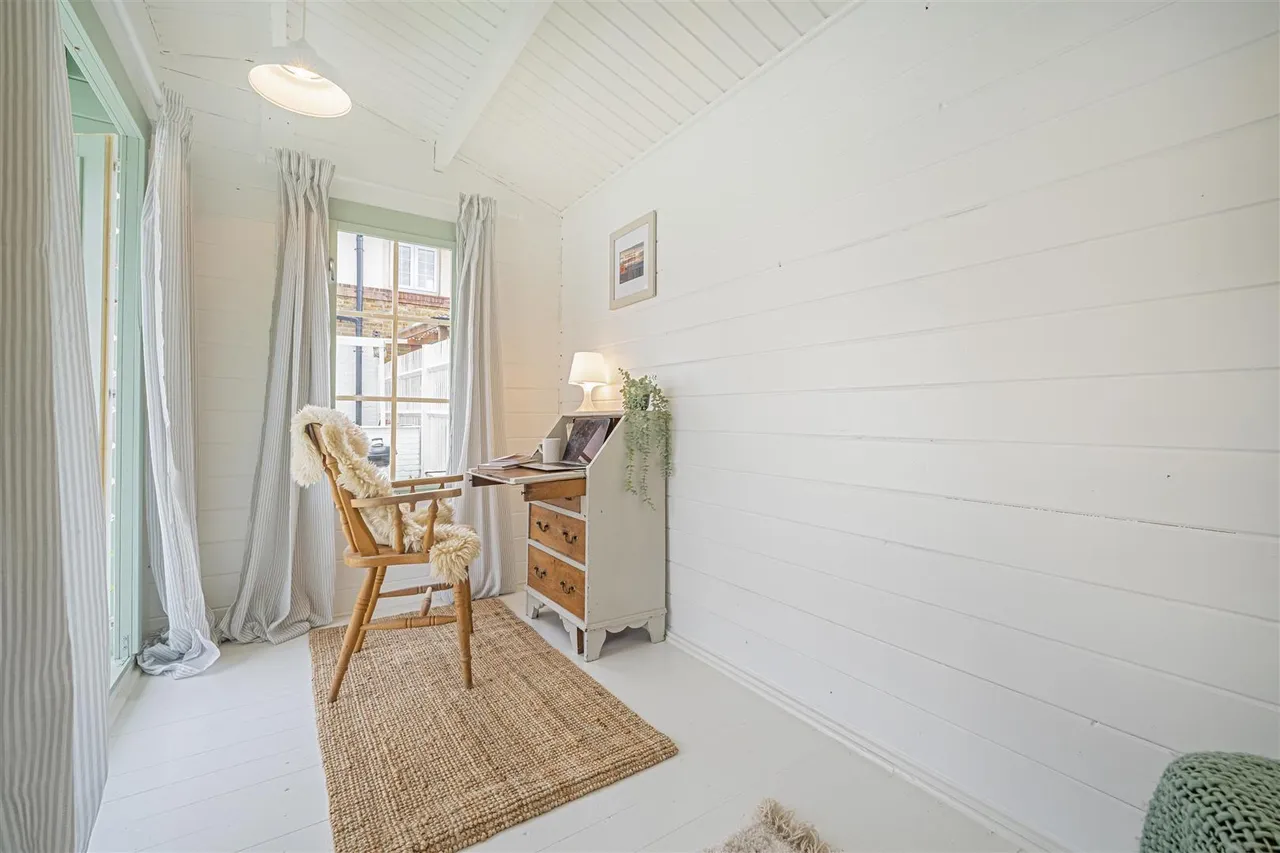 Ordnance Close, Feltham, TW13, photo 13