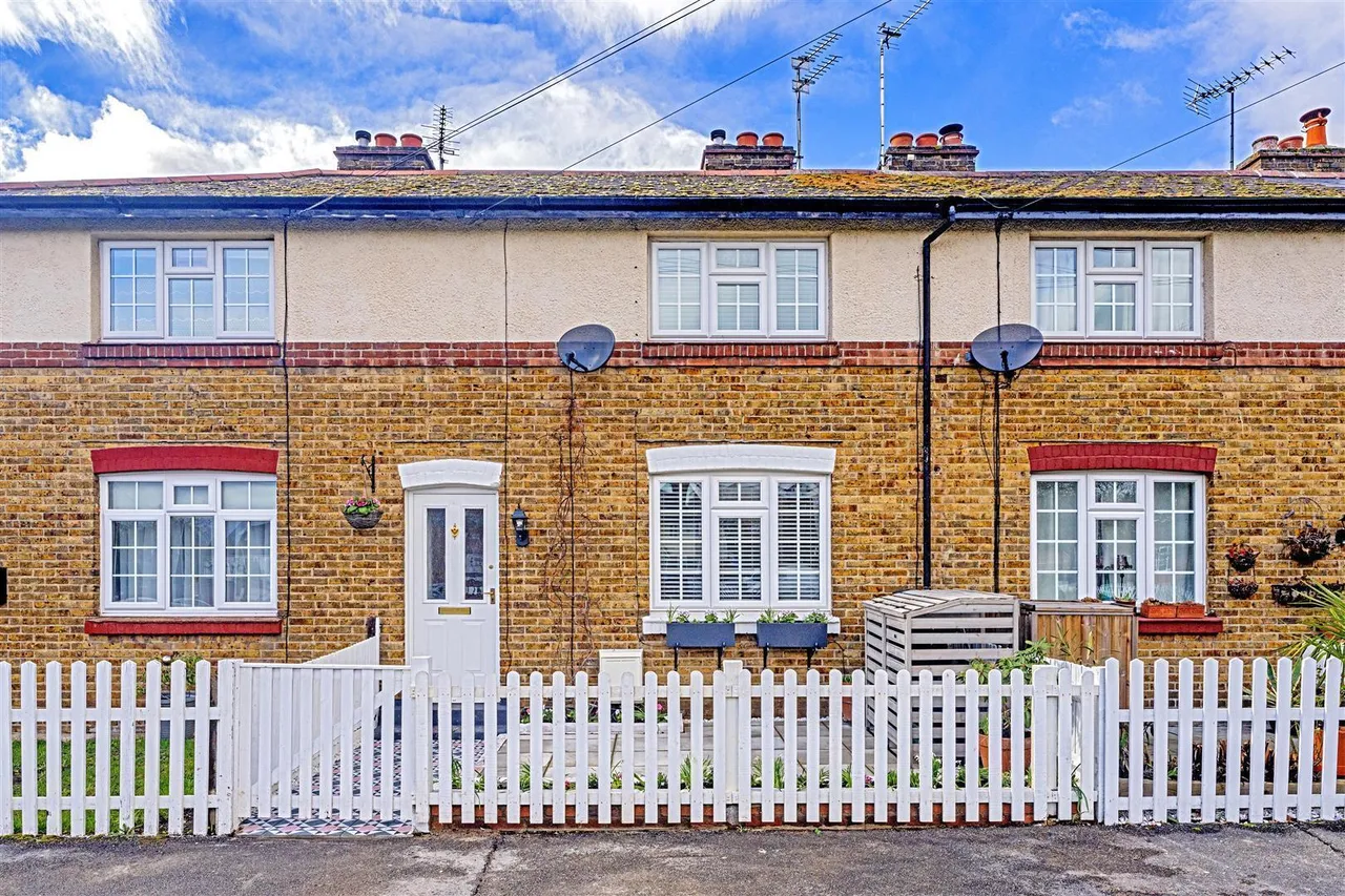 Ordnance Close, Feltham, TW13, photo 10