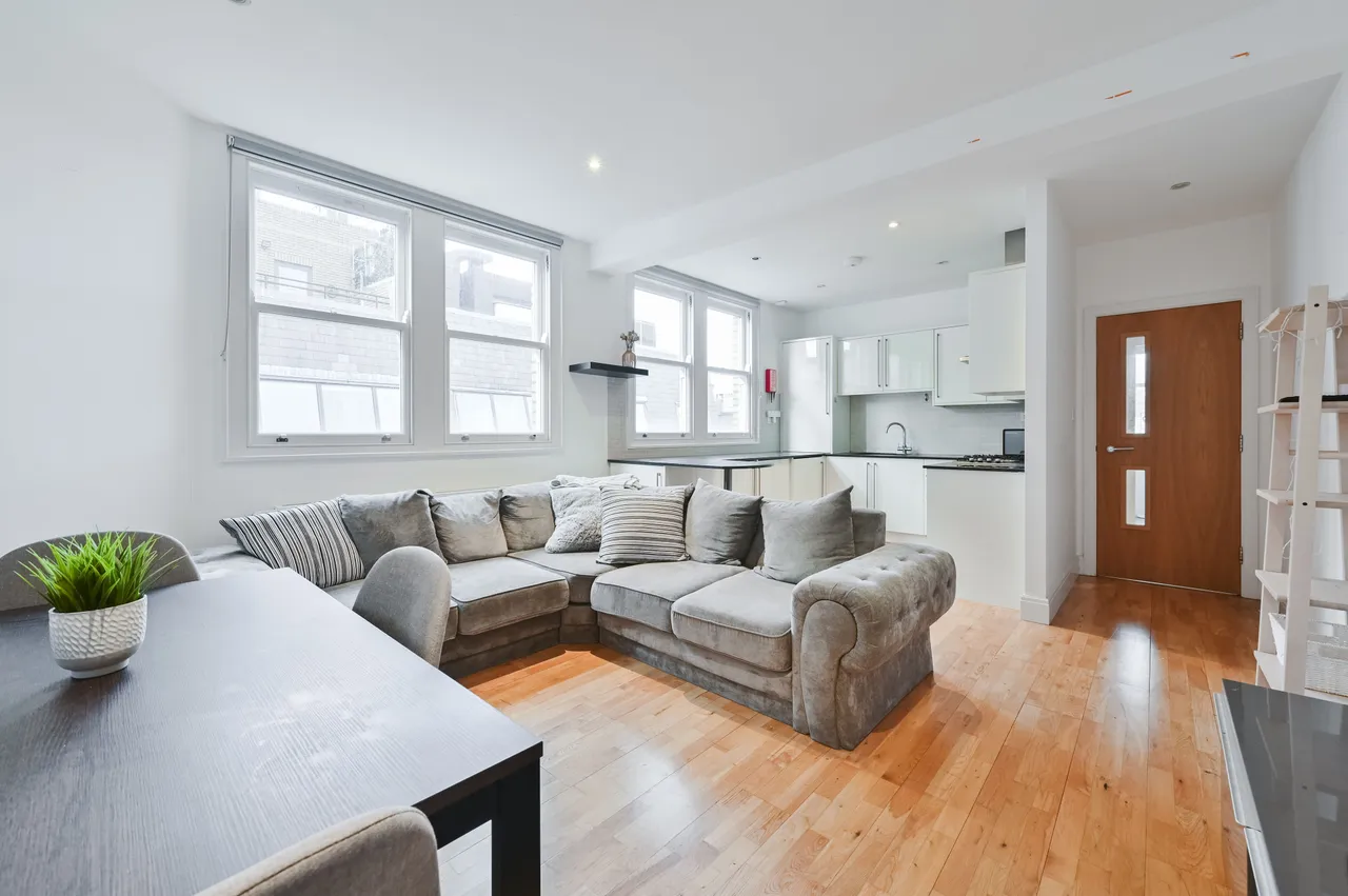 3 bed flat for sale — Flat 8, 32 High Holborn, London