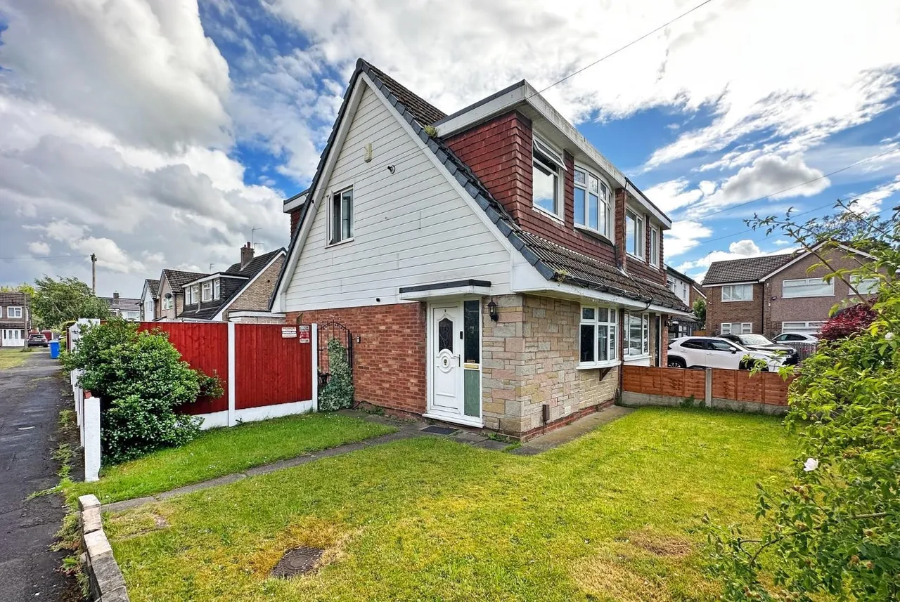 3 bed house for sale — Redesmere Close, Timperley, Cheshire WA15 7EE