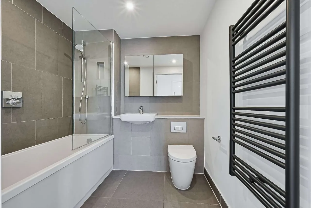 Plaistow Road, London, E13, photo 4