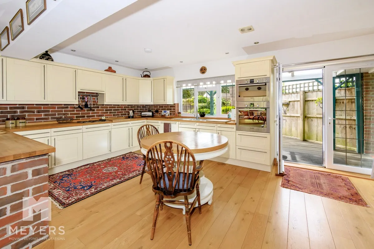 Cedar Avenue, St. Leonards, BH24, photo 8