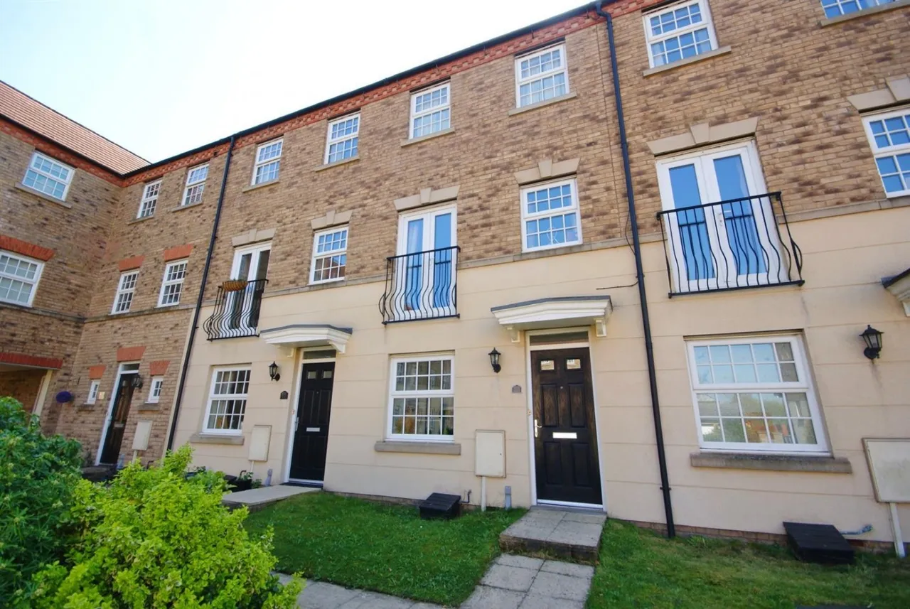 4 bed house to rent — Squirrel Chase , Witham St Hughs