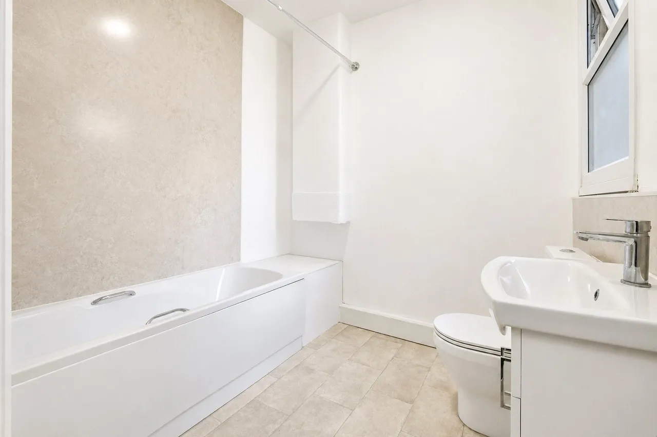 Wolsey Avenue, London, E6, photo 8