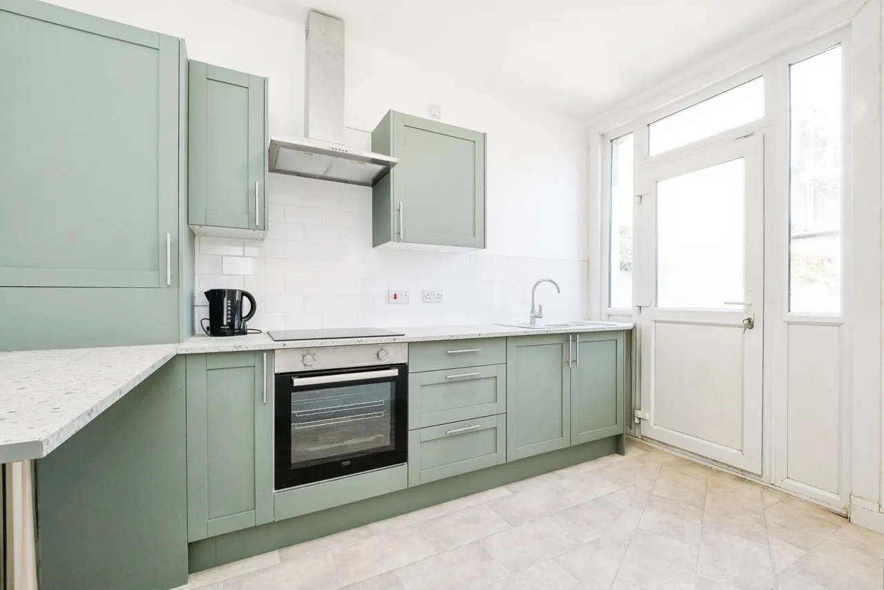 Wolsey Avenue, London, E6, photo 2