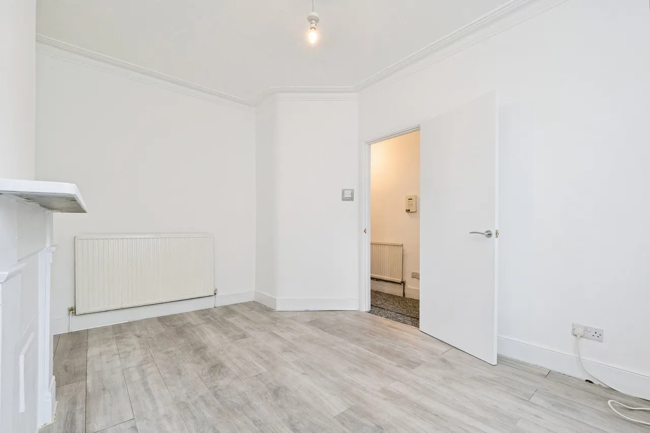 Wolsey Avenue, London, E6, photo 5