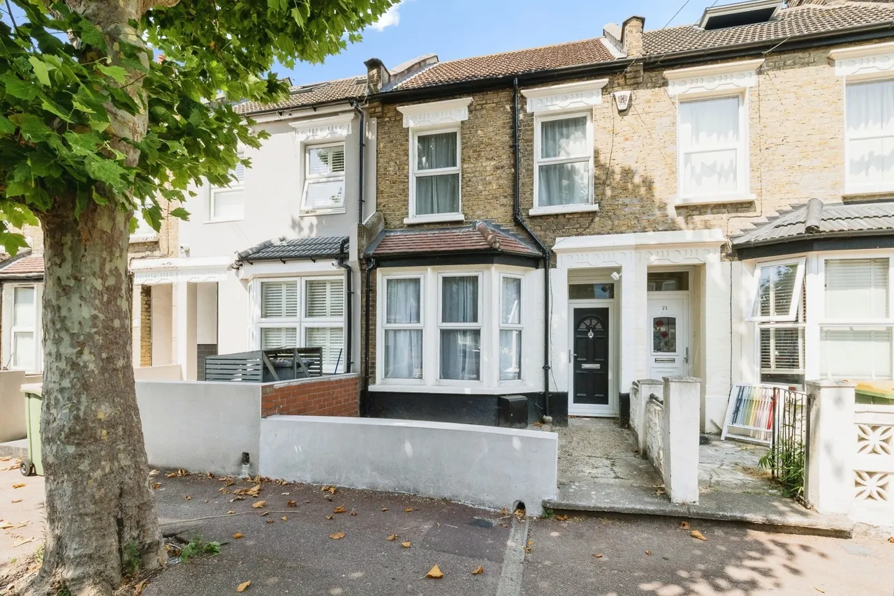 3 bed house for sale — Wolsey Avenue, London, E6