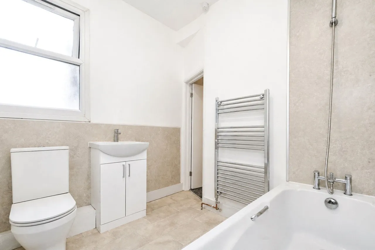 Wolsey Avenue, London, E6, photo 9