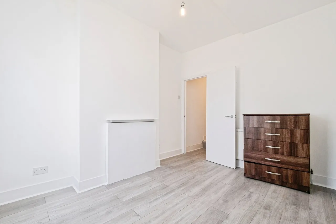 Wolsey Avenue, London, E6, photo 12