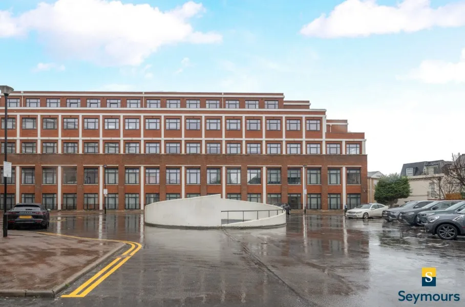2 bed flat to rent, Pyrcroft Road, Chertsey, KT16