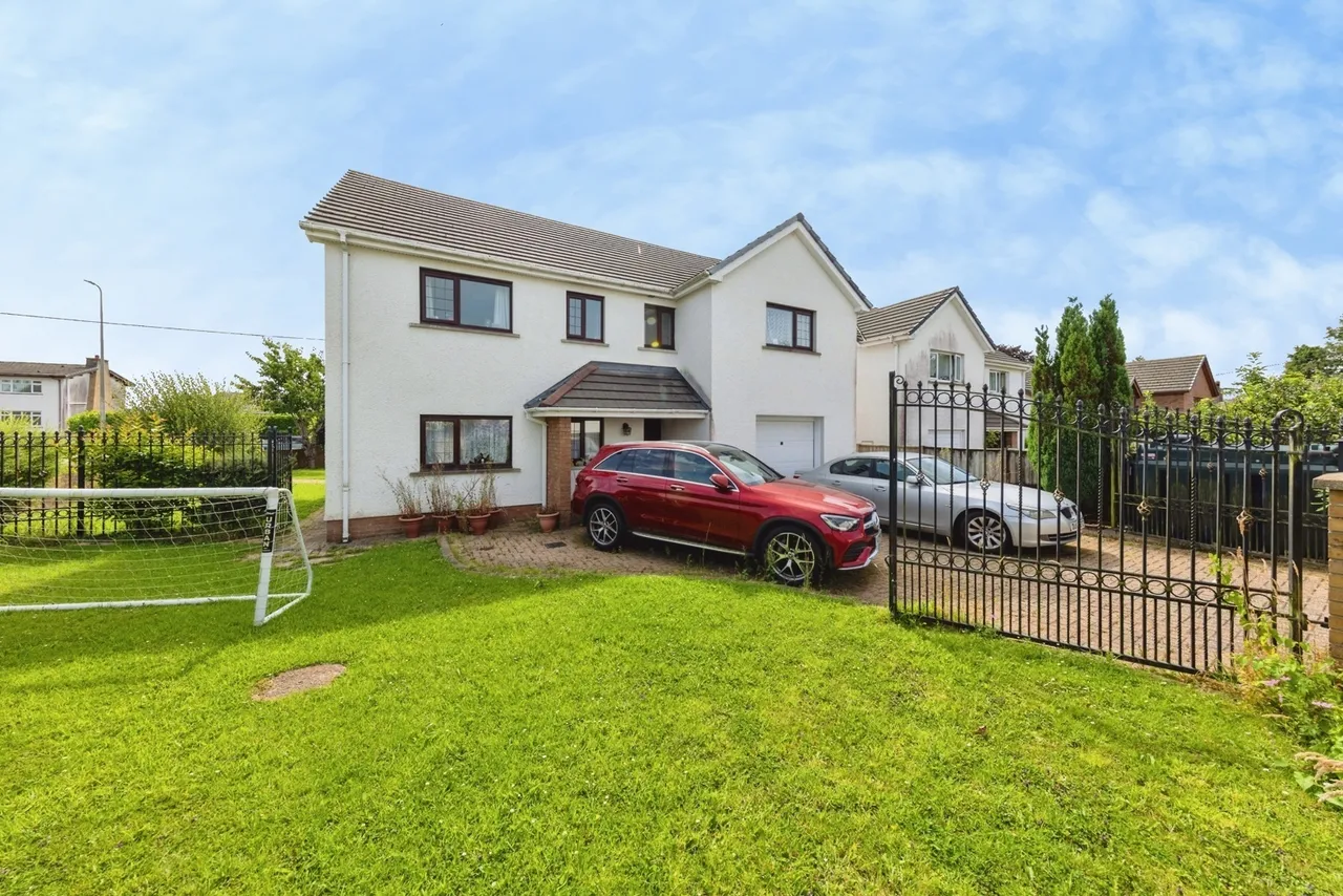 5 bed house for sale, Maes Brynglas, Peniel, SA32