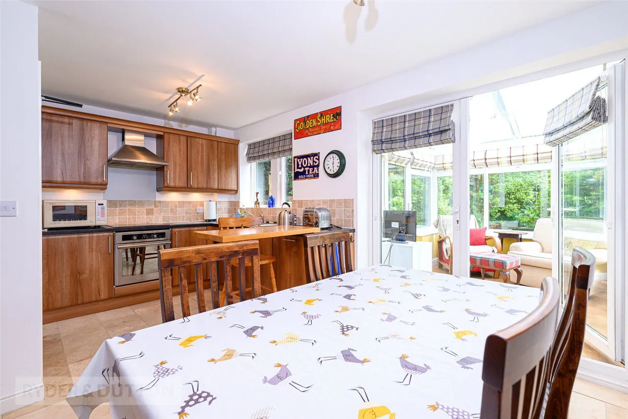 Chancel Court, Longwood, HD3, photo 2