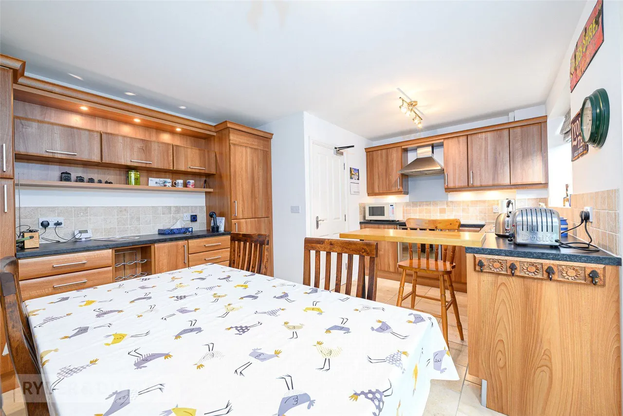 Chancel Court, Longwood, HD3, photo 5