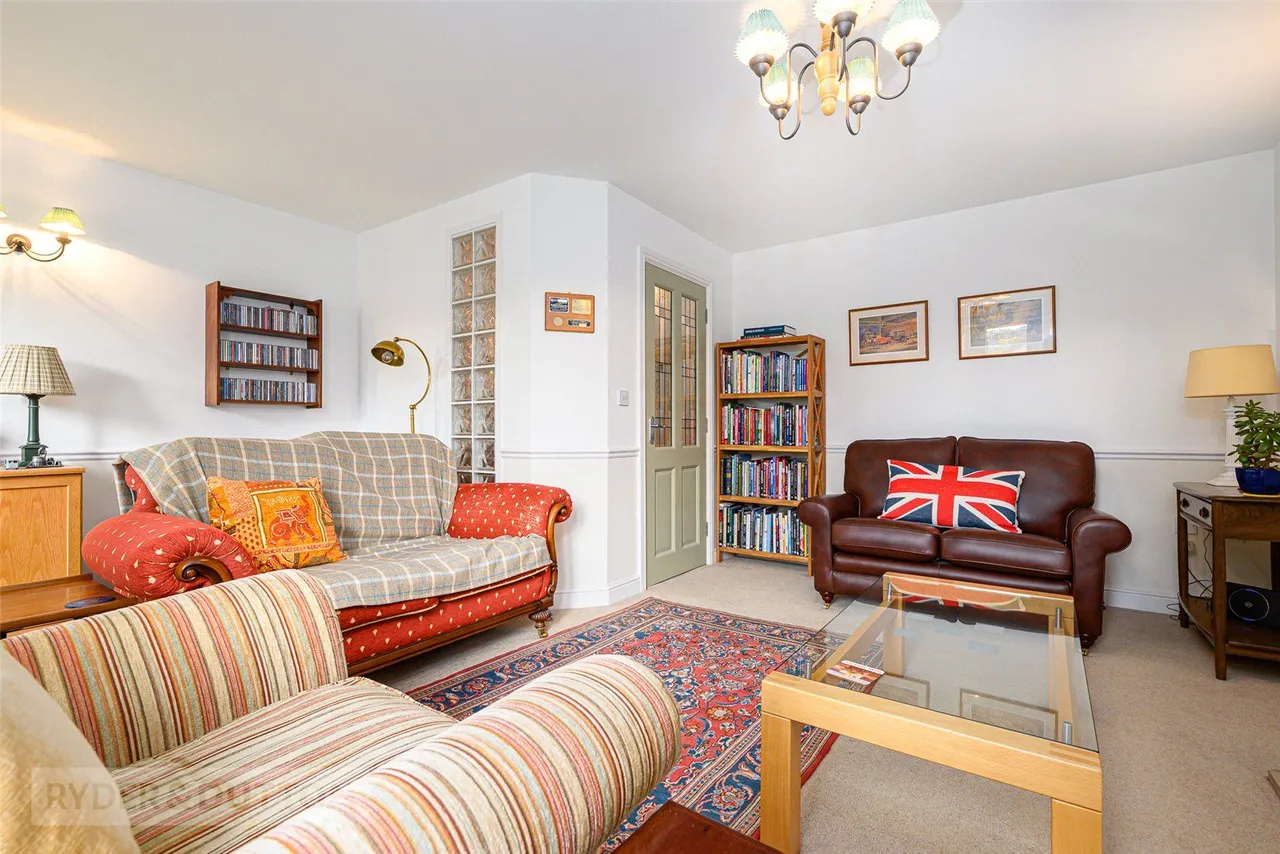 Chancel Court, Longwood, HD3, photo 9