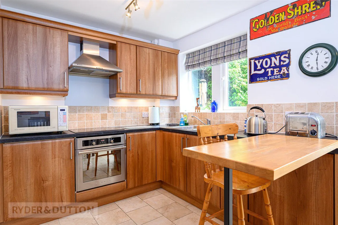 Chancel Court, Longwood, HD3, photo 3