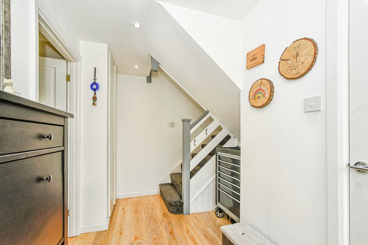 Barrington Close, Liden, SN3, photo 9