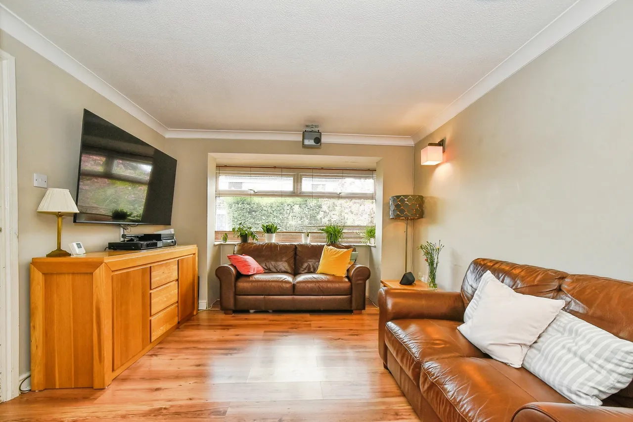 Barrington Close, Liden, SN3, photo 2