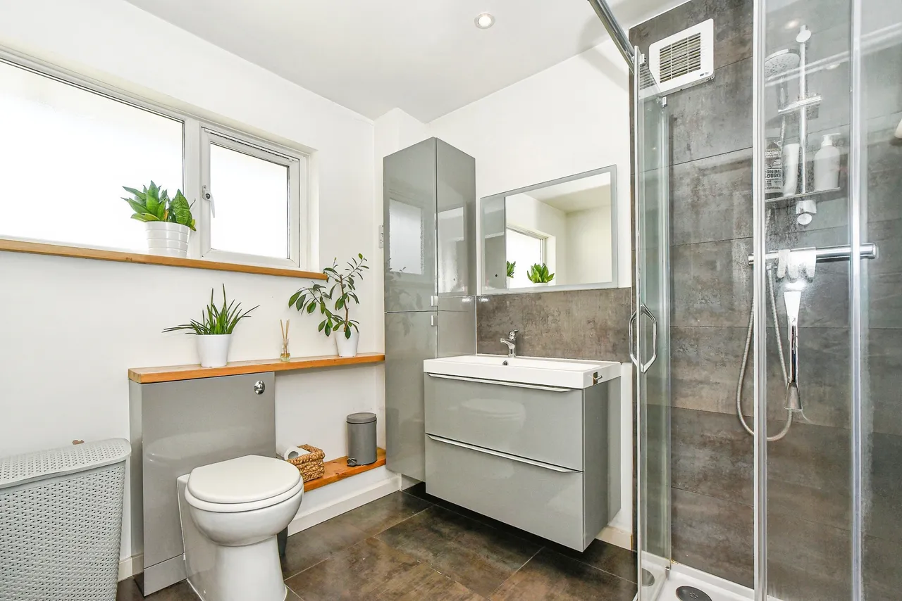 Barrington Close, Liden, SN3, photo 10