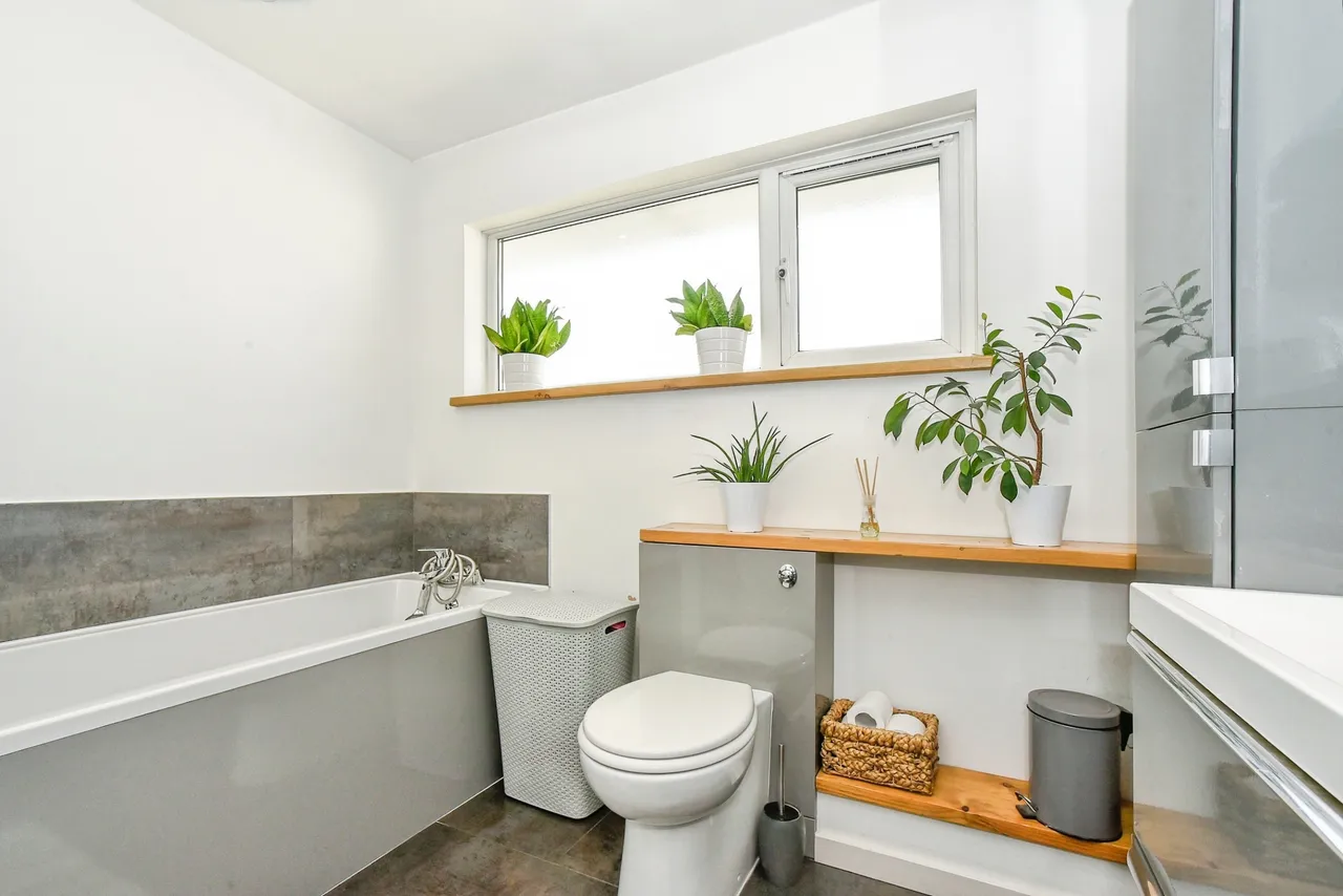 Barrington Close, Liden, SN3, photo 7