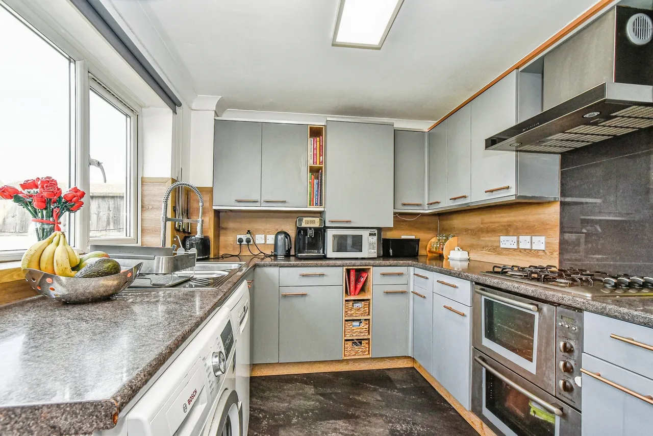 Barrington Close, Liden, SN3, photo 5