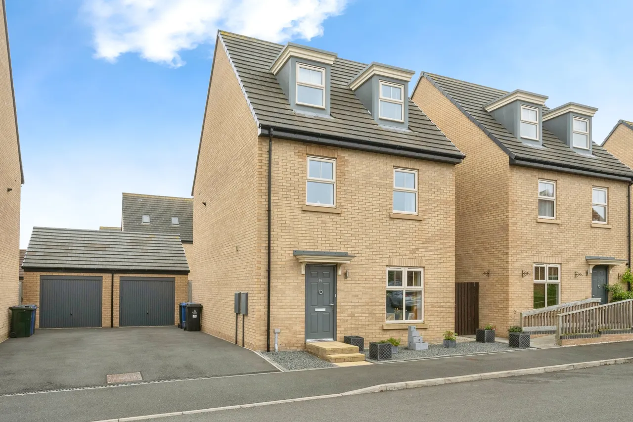 4 bed house for sale — Brodsworth Court, Doncaster