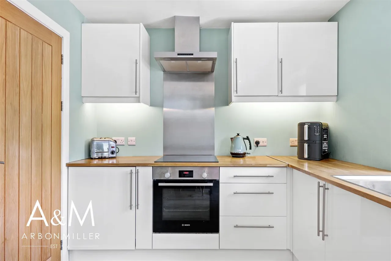 Shirley Gardens, Hornchurch, Essex, RM124NH, photo 2